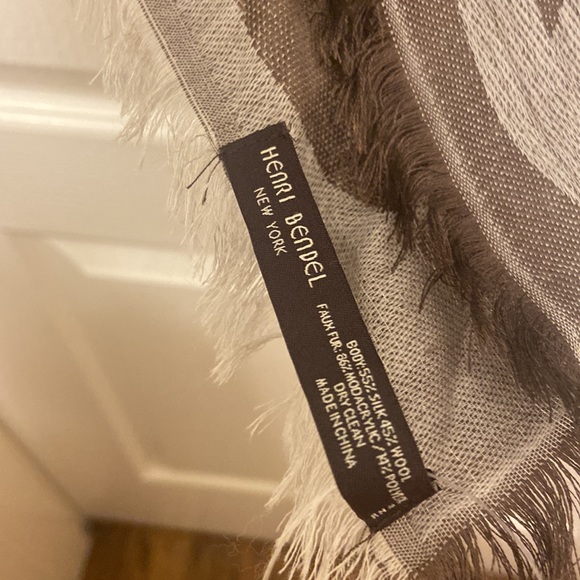Henri Bendel scarf with fur trim. - Picture 3 of 7